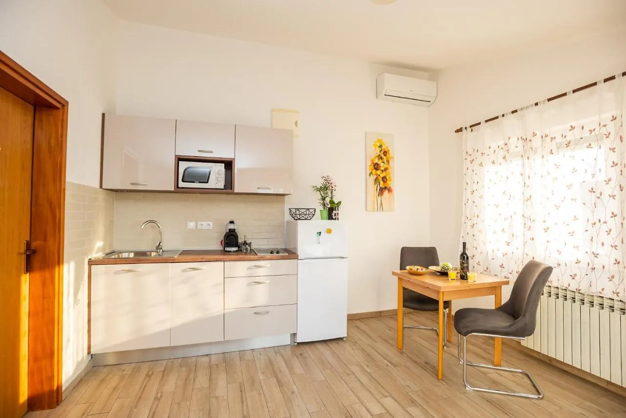 Apartments Dino Malinska